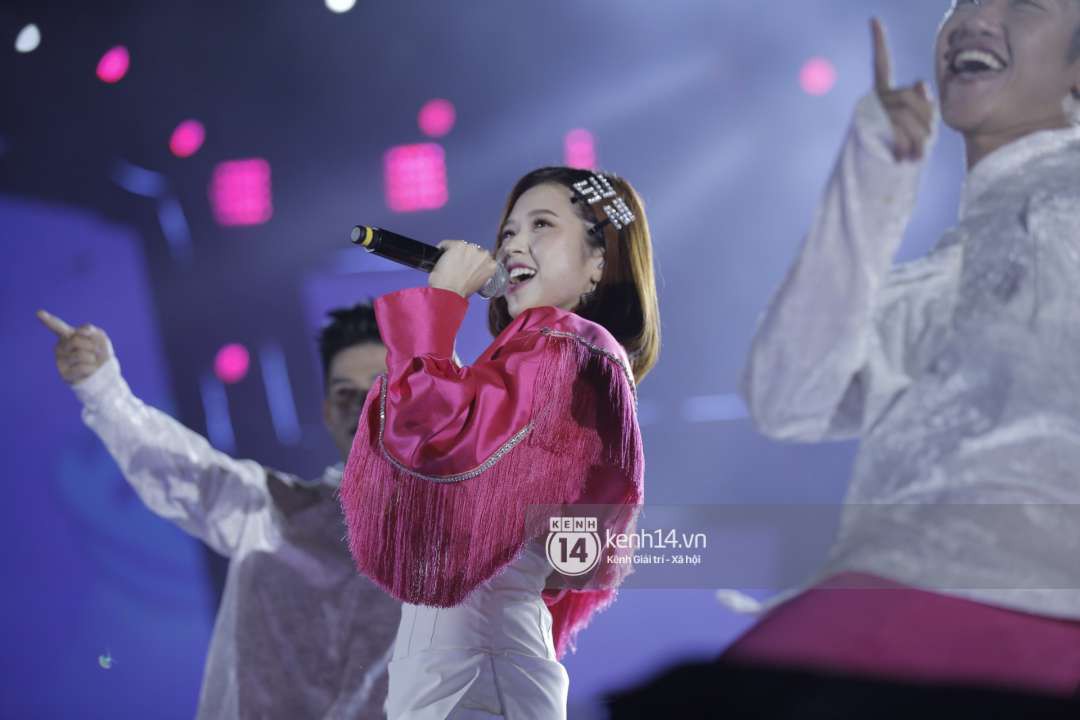 Cập nhật: Erik tình tứ bên Min, cùng Suni Hạ Linh thể hiện loạt hit sôi động trên sân khấu Việt - Hàn - Ảnh 6. Cập nhật: Erik tình tứ bên Min, cùng Suni Hạ Linh thể hiện loạt hit sôi động trên sân khấu Việt - Hàn - Ảnh 6.