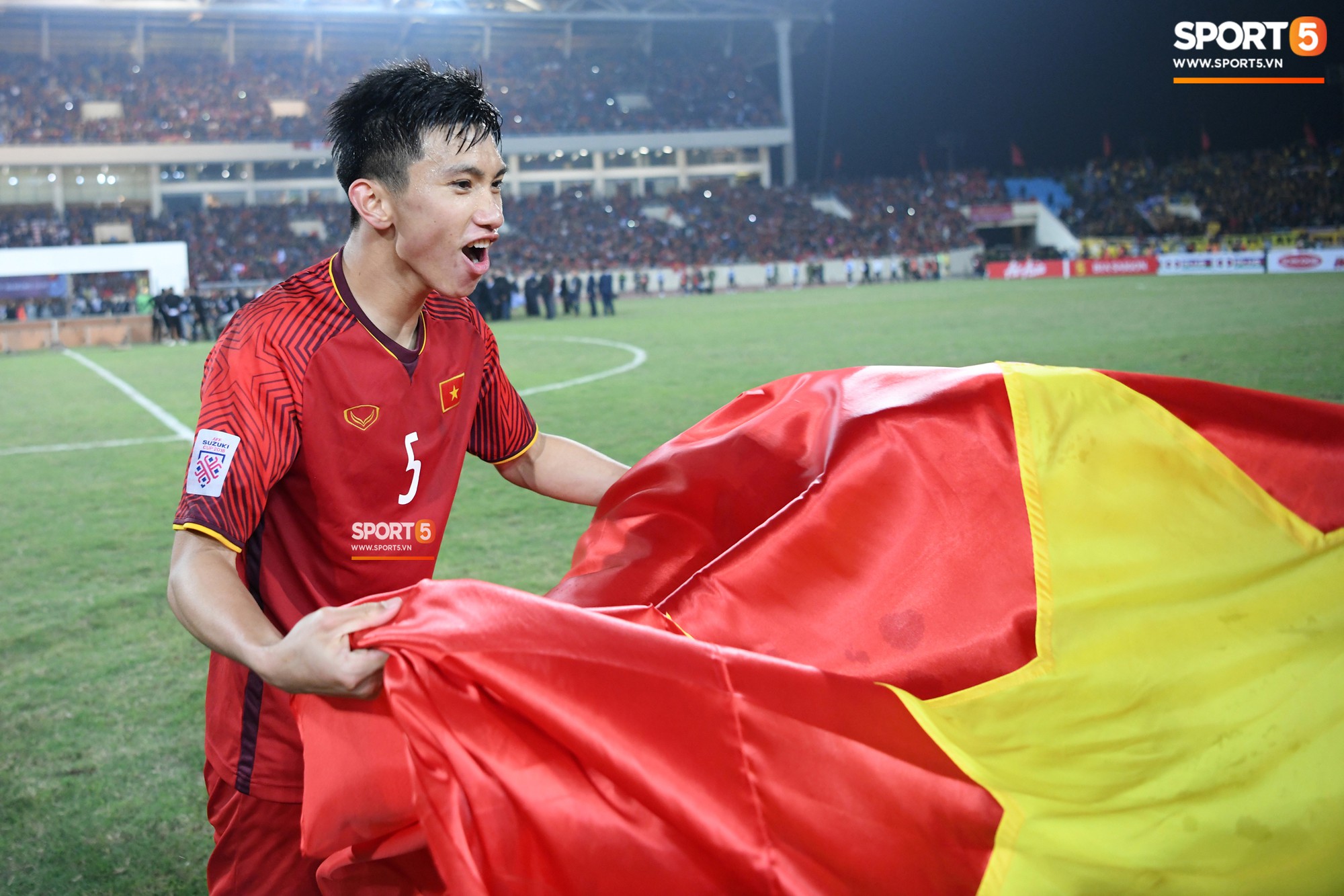 Chú Anh Đức nở nụ cười mãn nguyện, cháu Văn Hậu nhắm mắt mơ màng tạo dáng pose hình với lá cờ trải trên thảm cỏ - Ảnh 4. Chú Anh Đức nở nụ cười mãn nguyện, cháu Văn Hậu nhắm mắt mơ màng tạo dáng pose hình với lá cờ trải trên thảm cỏ - Ảnh 4.