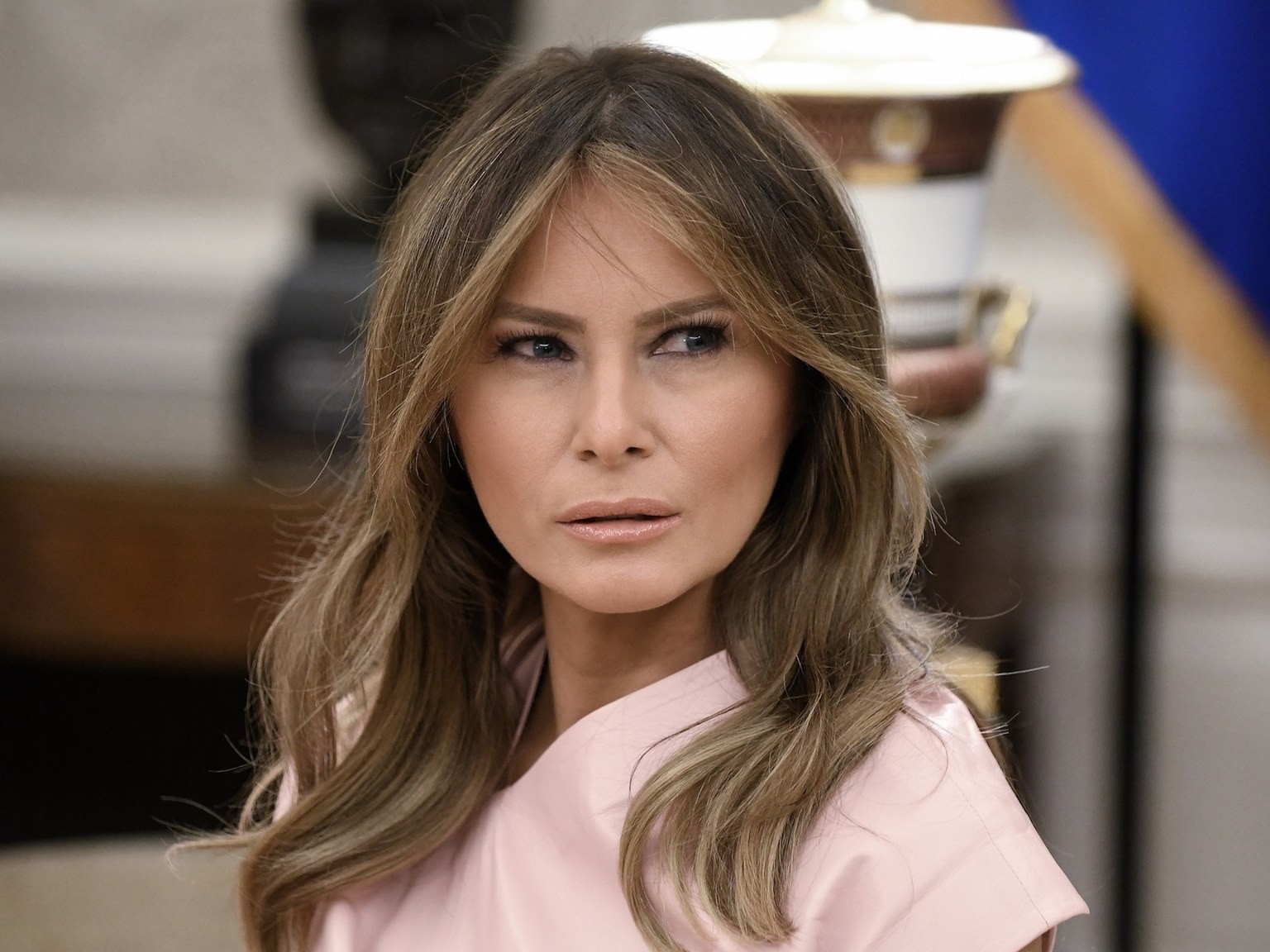 Thương thay cho bà Melania Trump: Nhuộm tóc 