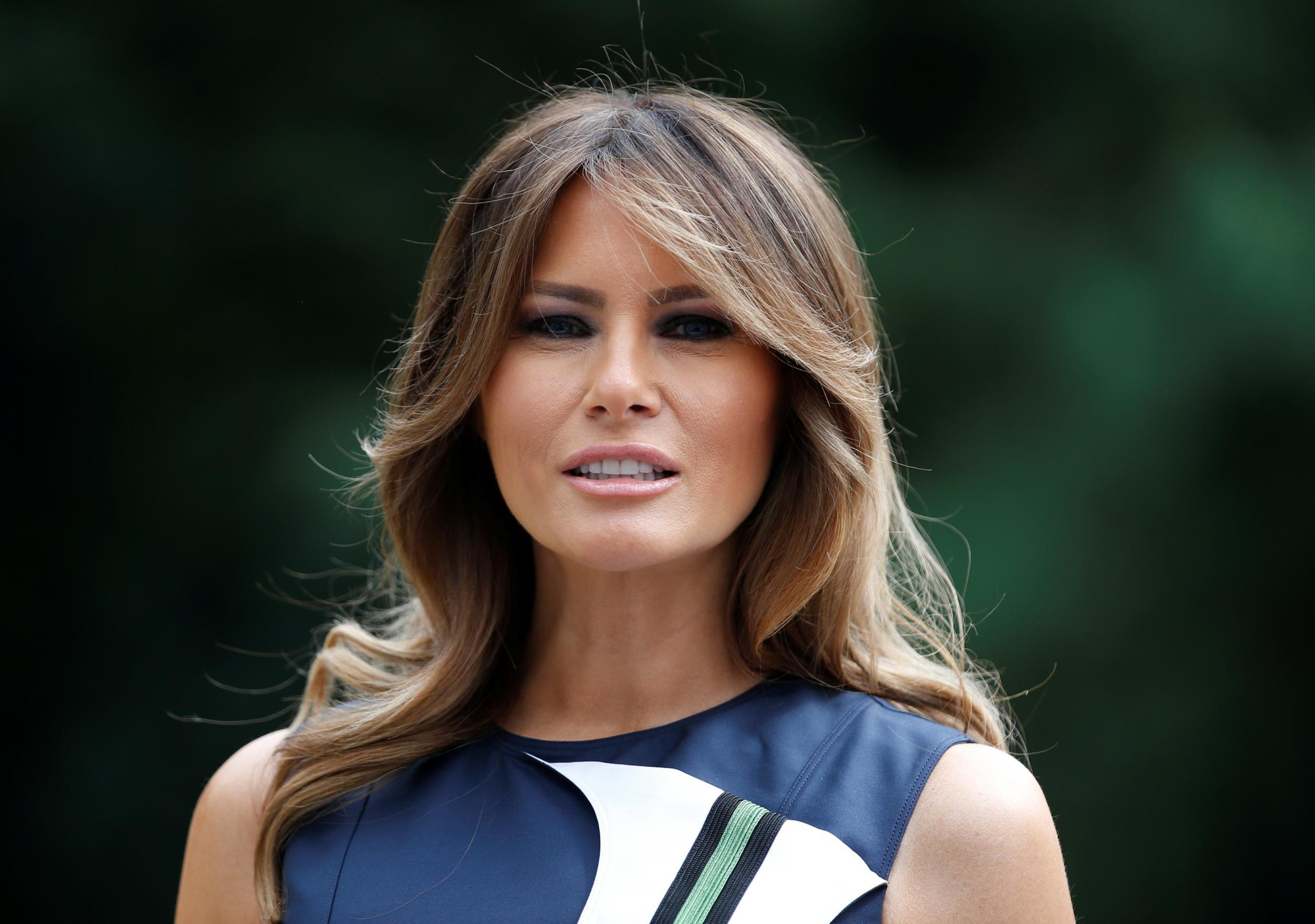 Thương thay cho bà Melania Trump: Nhuộm tóc 