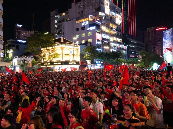 Kh&ocirc;ng kh&iacute; cổ vũ v&agrave; ăn mừng Việt Nam v&ocirc; địch AFF qua lăng k&iacute;nh của Galaxy A9 (2018) v&agrave; iPhone X - Ảnh 1.