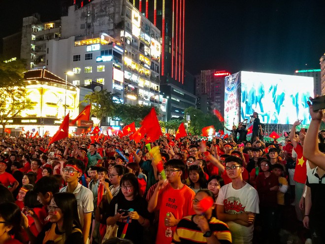 Kh&ocirc;ng kh&iacute; cổ vũ v&agrave; ăn mừng Việt Nam v&ocirc; địch AFF qua lăng k&iacute;nh của Galaxy A9 (2018) v&agrave; iPhone X - Ảnh 2.