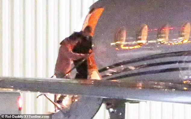 Đang bước lên phi cơ riêng, Justin Bieber bỗng xúc động không rõ lý do, khiến Hailey phải ôm động viên - Ảnh 6.