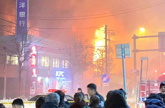 Video hiện trường mù mịt khói lửa tại vụ nổ nhà hàng ở Nhật Bản  - Ảnh 1.