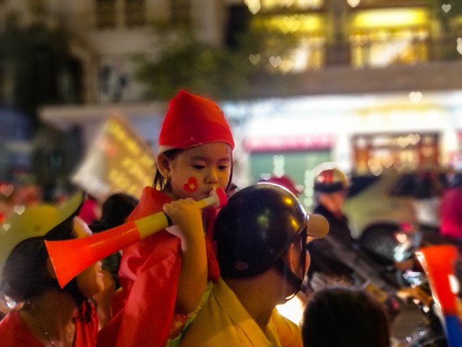 Kh&ocirc;ng kh&iacute; cổ vũ v&agrave; ăn mừng Việt Nam v&ocirc; địch AFF qua lăng k&iacute;nh của Galaxy A9 (2018) v&agrave; iPhone X - Ảnh 11.