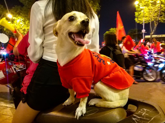 Kh&ocirc;ng kh&iacute; cổ vũ v&agrave; ăn mừng Việt Nam v&ocirc; địch AFF qua lăng k&iacute;nh của Galaxy A9 (2018) v&agrave; iPhone X - Ảnh 14.