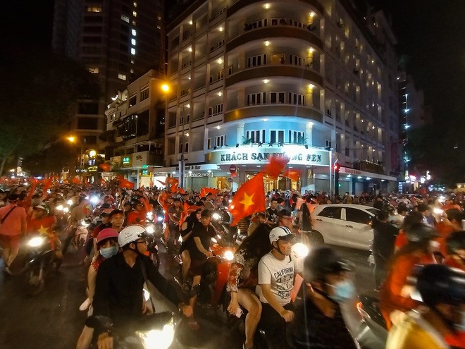 Kh&ocirc;ng kh&iacute; cổ vũ v&agrave; ăn mừng Việt Nam v&ocirc; địch AFF qua lăng k&iacute;nh của Galaxy A9 (2018) v&agrave; iPhone X - Ảnh 19.