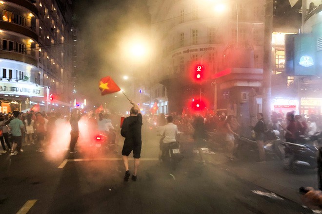 Kh&ocirc;ng kh&iacute; cổ vũ v&agrave; ăn mừng Việt Nam v&ocirc; địch AFF qua lăng k&iacute;nh của Galaxy A9 (2018) v&agrave; iPhone X - Ảnh 27.