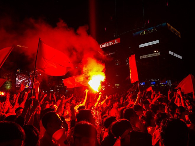 Kh&ocirc;ng kh&iacute; cổ vũ v&agrave; ăn mừng Việt Nam v&ocirc; địch AFF qua lăng k&iacute;nh của Galaxy A9 (2018) v&agrave; iPhone X - Ảnh 30.