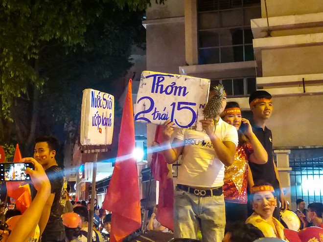 Kh&ocirc;ng kh&iacute; cổ vũ v&agrave; ăn mừng Việt Nam v&ocirc; địch AFF qua lăng k&iacute;nh của Galaxy A9 (2018) v&agrave; iPhone X - Ảnh 33.