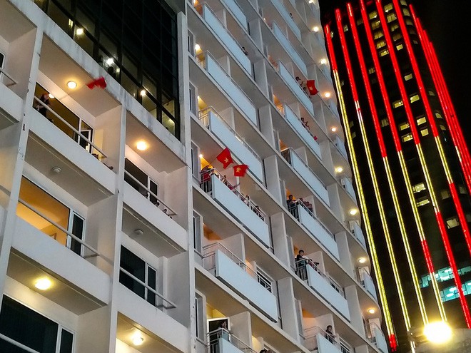 Kh&ocirc;ng kh&iacute; cổ vũ v&agrave; ăn mừng Việt Nam v&ocirc; địch AFF qua lăng k&iacute;nh của Galaxy A9 (2018) v&agrave; iPhone X - Ảnh 7.