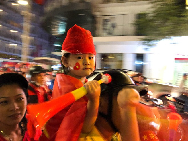 Kh&ocirc;ng kh&iacute; cổ vũ v&agrave; ăn mừng Việt Nam v&ocirc; địch AFF qua lăng k&iacute;nh của Galaxy A9 (2018) v&agrave; iPhone X - Ảnh 10.