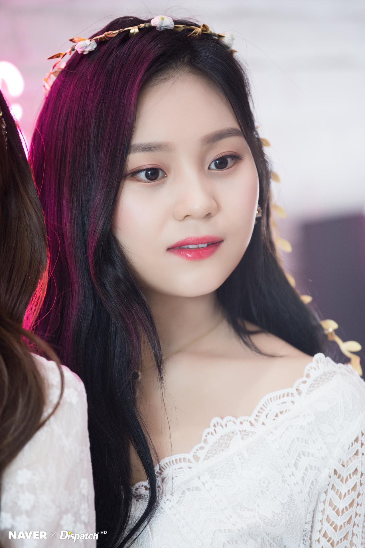 Nữ thần tượng xấu nhất lịch sử Kpop lột xác khó tin, lấn át nữ thần thế hệ mới của Produce 48 trong 1 khung hình - Ảnh 9. Nữ thần tượng xấu nhất lịch sử Kpop lột xác khó tin, lấn át nữ thần thế hệ mới của Produce 48 trong 1 khung hình - Ảnh 9.