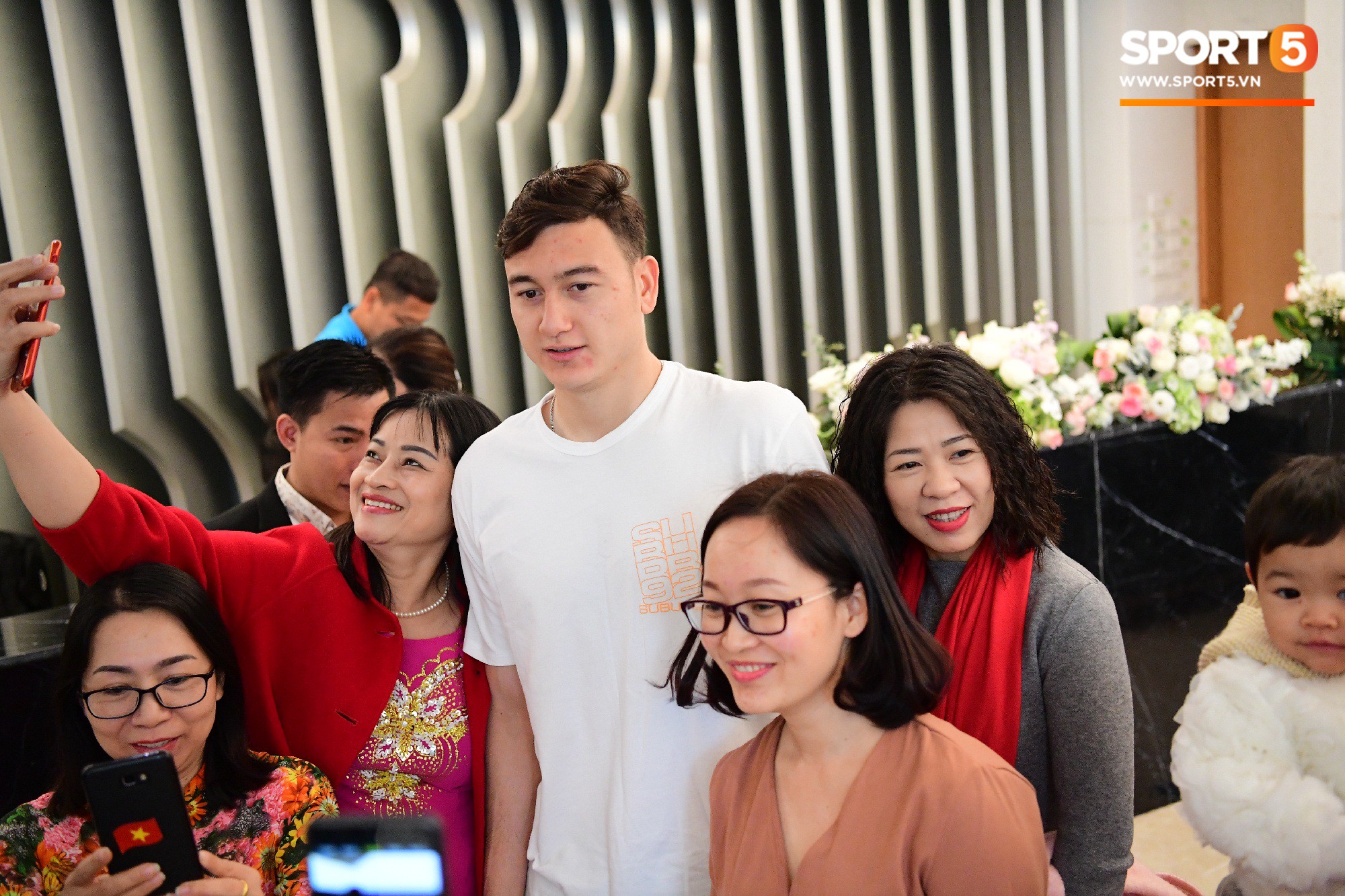 Văn Lâm, Xuân Trường bị fan vây chặt trên đường rời khách sạn về nhà - Ảnh 1. Văn Lâm, Xuân Trường bị fan vây chặt trên đường rời khách sạn về nhà - Ảnh 1.