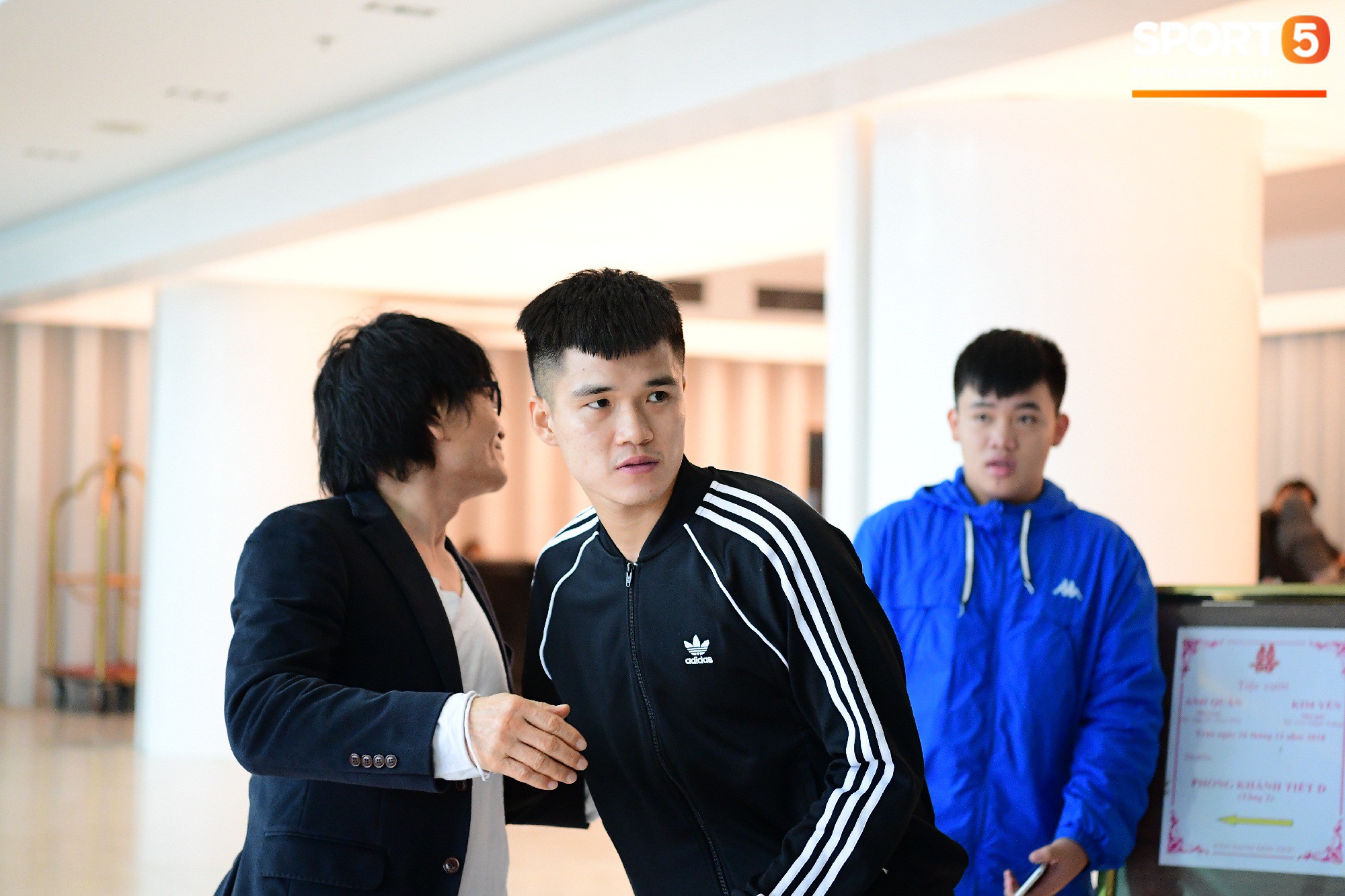 Văn Lâm, Xuân Trường bị fan vây chặt trên đường rời khách sạn về nhà - Ảnh 11. Văn Lâm, Xuân Trường bị fan vây chặt trên đường rời khách sạn về nhà - Ảnh 11.