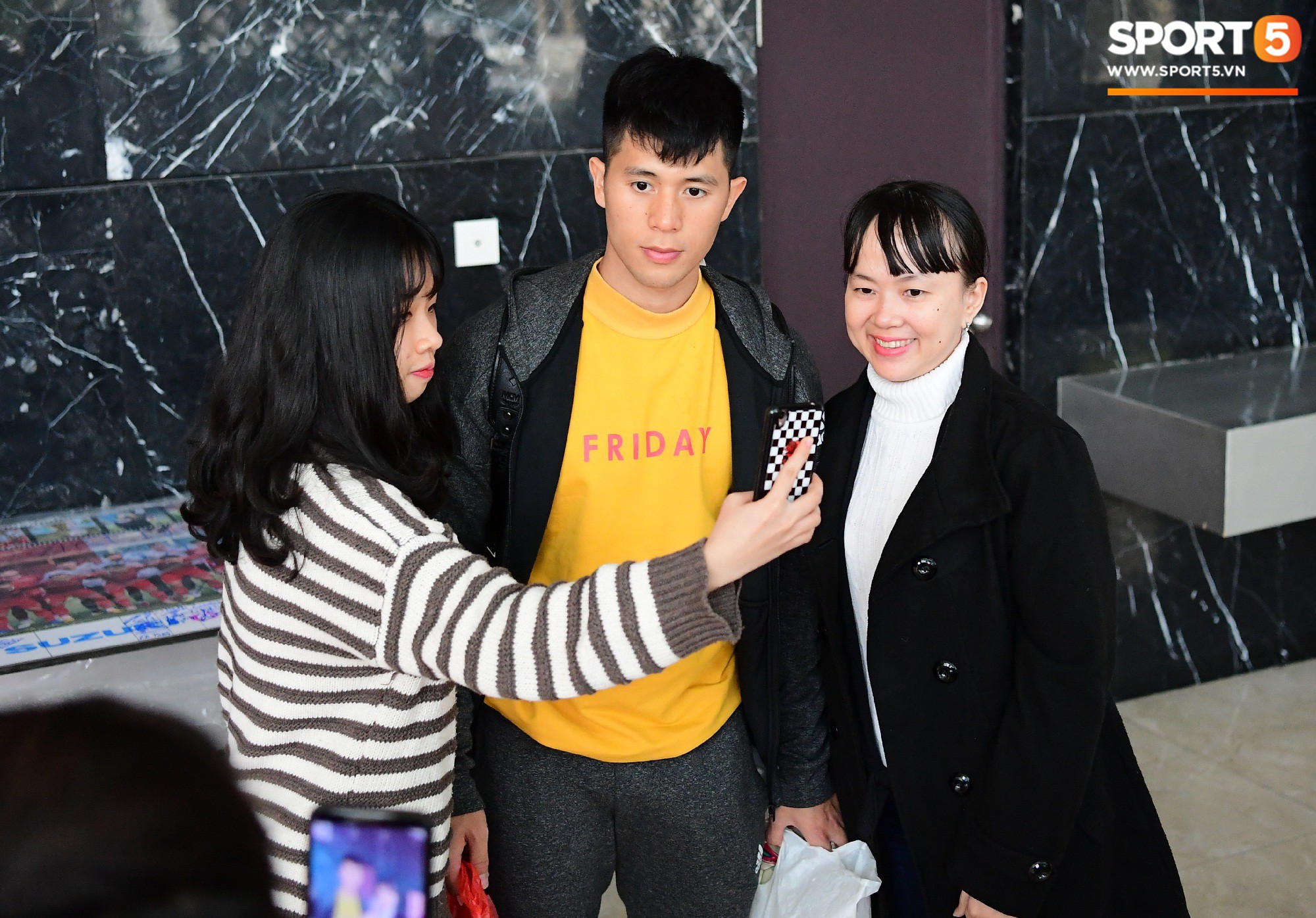 Văn Lâm, Xuân Trường bị fan vây chặt trên đường rời khách sạn về nhà - Ảnh 5. Văn Lâm, Xuân Trường bị fan vây chặt trên đường rời khách sạn về nhà - Ảnh 5.