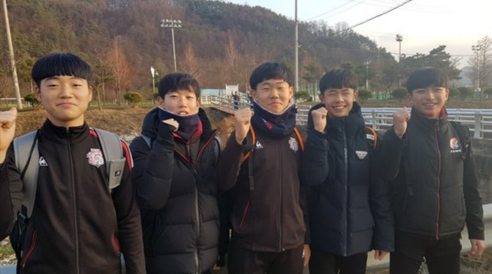 Sau khi Việt Nam vô địch AFF Cup, quê hương của ông Park vui như ngày hội, hàng trăm trẻ nhỏ vỗ ngực tự hào về “Ngài ngủ gật” - Ảnh 2. Sau khi Việt Nam vô địch AFF Cup, quê hương của ông Park vui như ngày hội, hàng trăm trẻ nhỏ vỗ ngực tự hào về “Ngài ngủ gật” - Ảnh 2.