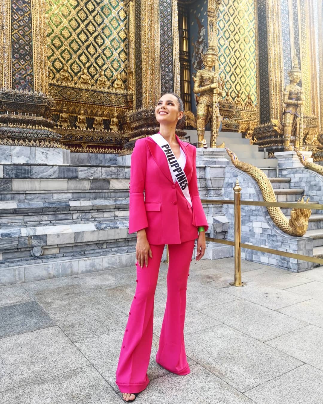 Style của tân Hoa hậu Hoàn vũ Catriona Gray: từ đầu đến cuối đều lộng lẫy như bà hoàng, phần nào đoán được trước cái kết viên mãn - Ảnh 5. Style của tân Hoa hậu Hoàn vũ Catriona Gray: từ đầu đến cuối đều lộng lẫy như bà hoàng, phần nào đoán được trước cái kết viên mãn - Ảnh 5.