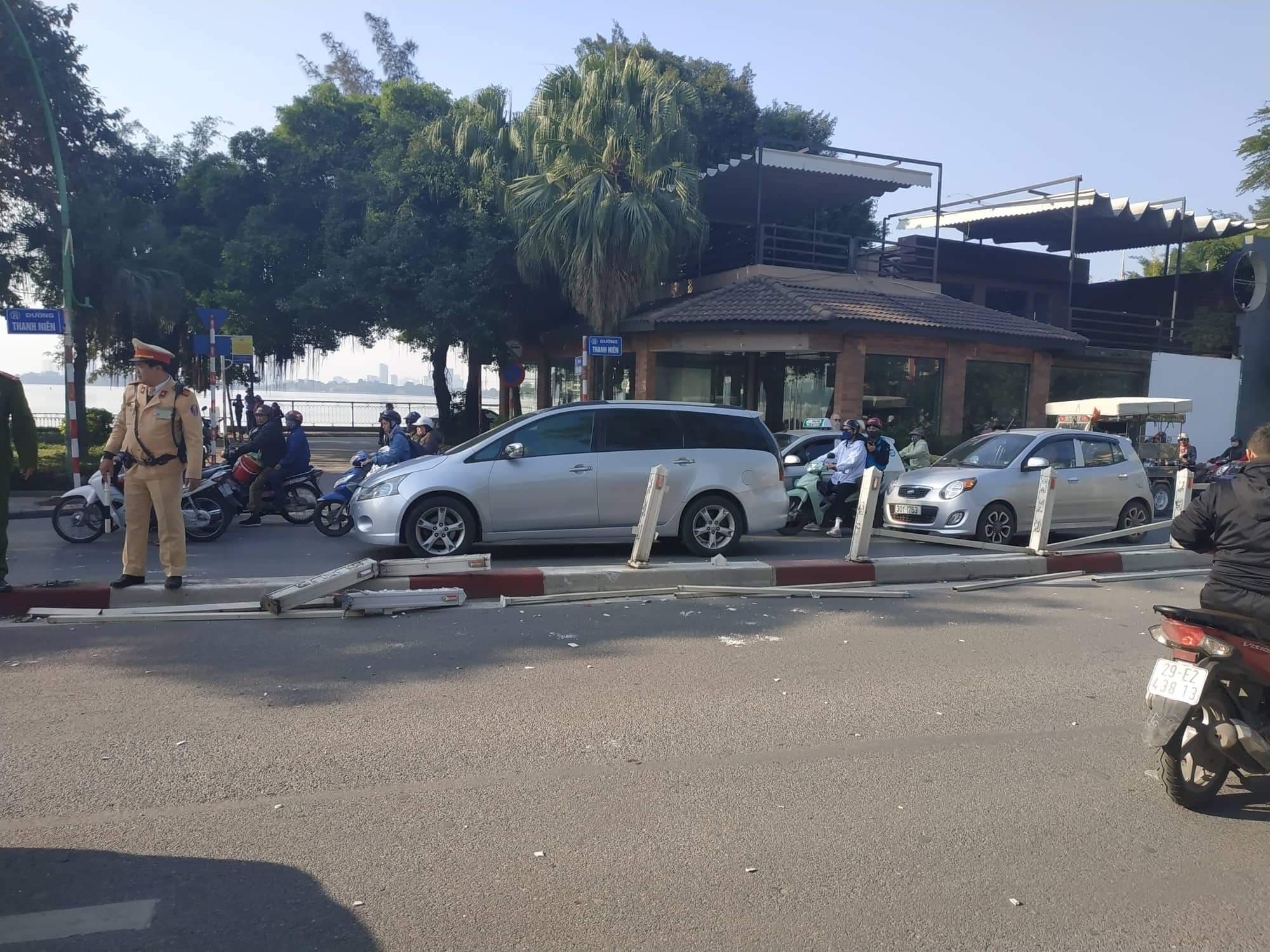Hà Nội: Xế hộp mất lái tông đổ giải phân cách, phi lên vỉa hè rồi đâm nát lan can rồi lao thẳng xuống Hồ Tây - Ảnh 2. Hà Nội: Xế hộp mất lái tông đổ giải phân cách, phi lên vỉa hè rồi đâm nát lan can rồi lao thẳng xuống Hồ Tây - Ảnh 2.