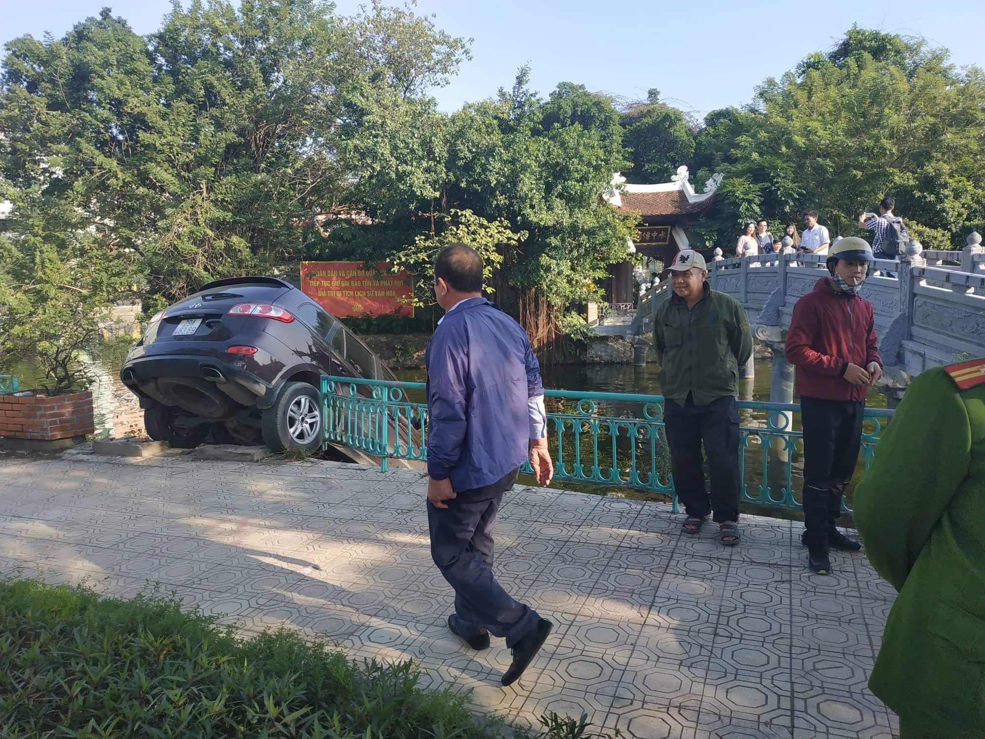Hà Nội: Xế hộp mất lái tông đổ giải phân cách, phi lên vỉa hè rồi đâm nát lan can rồi lao thẳng xuống Hồ Tây - Ảnh 4. Hà Nội: Xế hộp mất lái tông đổ giải phân cách, phi lên vỉa hè rồi đâm nát lan can rồi lao thẳng xuống Hồ Tây - Ảnh 4.