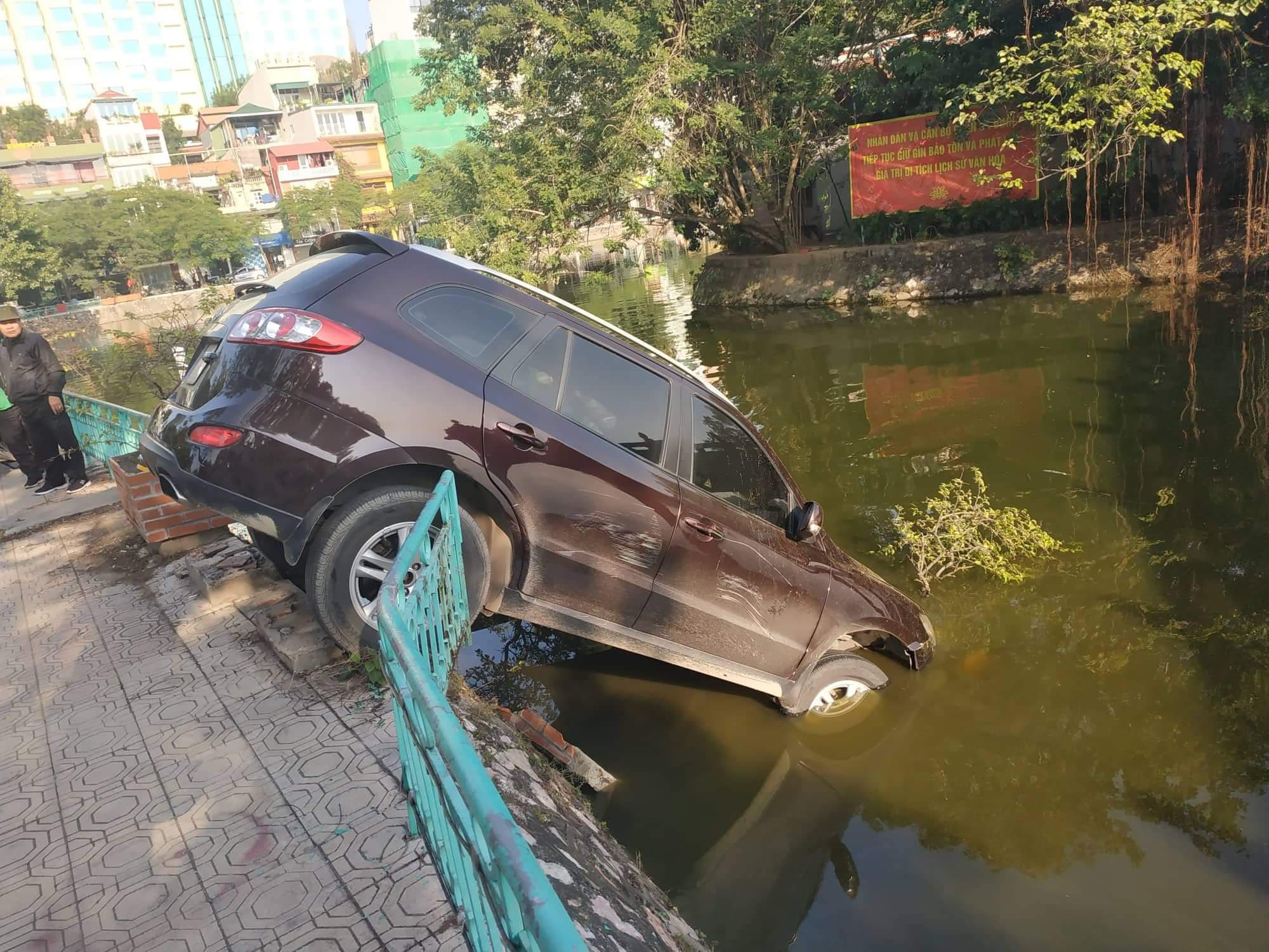 Hà Nội: Xế hộp mất lái tông đổ giải phân cách, phi lên vỉa hè rồi đâm nát lan can rồi lao thẳng xuống Hồ Tây - Ảnh 3. Hà Nội: Xế hộp mất lái tông đổ giải phân cách, phi lên vỉa hè rồi đâm nát lan can rồi lao thẳng xuống Hồ Tây - Ảnh 3.