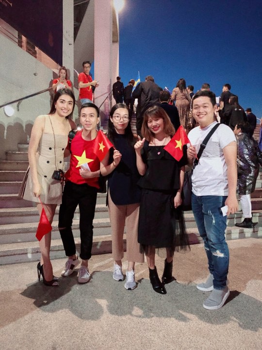 Hoàng Thuỳ, Lệ Hằng cùng team Việt Nam có mặt tại sân khấu cổ vũ HHen Niê trong đêm chung kết Miss Universe 2018 - Ảnh 2.