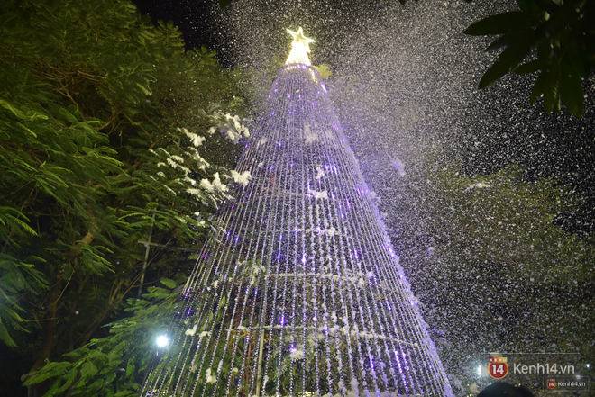 Trường ĐH con nhà giàu này đang là trường trang trí Noel đẹp nhất nước, có máy phun tuyết nhân tạo, tha hồ sống ảo - Ảnh 20.