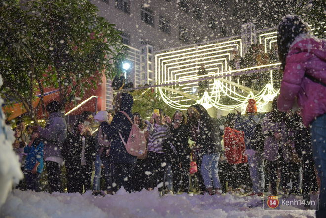 Trường ĐH con nhà giàu này là trường trang trí Noel đẹp nhất VN, có máy phun tuyết nhân tạo, tha hồ sống ảo