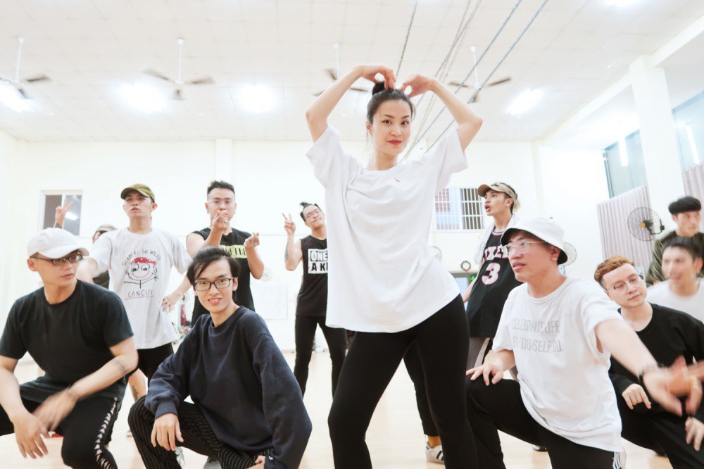 4 ngày trước liveshow khủng, Đông Nhi căng thẳng tập luyện cùng nhóm nhảy, hé lộ vũ đạo dễ thương thế này đây! - Ảnh 2. 4 ngày trước liveshow khủng, Đông Nhi căng thẳng tập luyện cùng nhóm nhảy, hé lộ vũ đạo dễ thương thế này đây! - Ảnh 2.