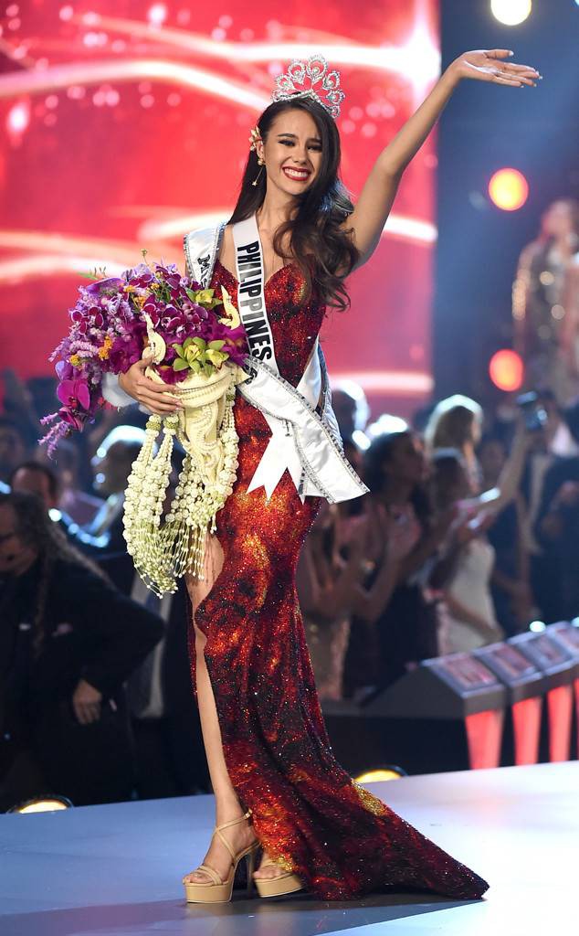 Mình Catriona Gray mặc đầm đỏ rực khiến Top 5 Miss Universe 2018 bị ví như nhóm Tân Hoa hậu và những người bạn - Ảnh 3.