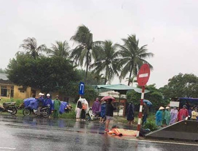 C&ocirc; g&aacute;i chạy xe SH tử vong khi t&ocirc;ng v&agrave;o xe m&aacute;y c&ugrave;ng chiều - Ảnh 1.