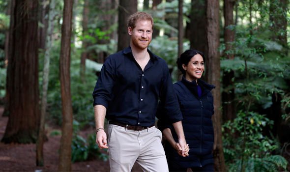 Meghan từng chụp khoảnh khắc quay lưng với cả thế giới cùng chồng cũ giống với Harry và ý nghĩa thực sự đằng sau - Ảnh 3.