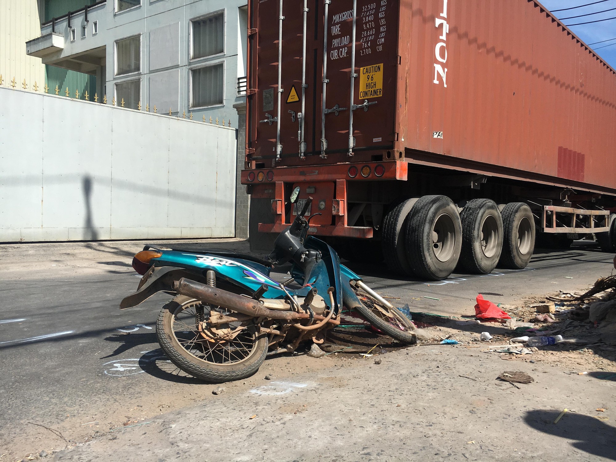 Bình Dương: Con gái bị xe container cán tử vong thương tâm, người mẹ ôm thi thể gào khóc thảm thiết - Ảnh 2. Bình Dương: Con gái bị xe container cán tử vong thương tâm, người mẹ ôm thi thể gào khóc thảm thiết - Ảnh 2.