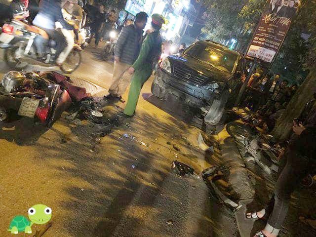 Ảnh: Hàng loạt xe máy vỡ nát, người bị thương nằm la liệt sau khi nữ tài xế lái Lexus gây tai nạn liên hoàn trên phố Hà Nội - Ảnh 8.