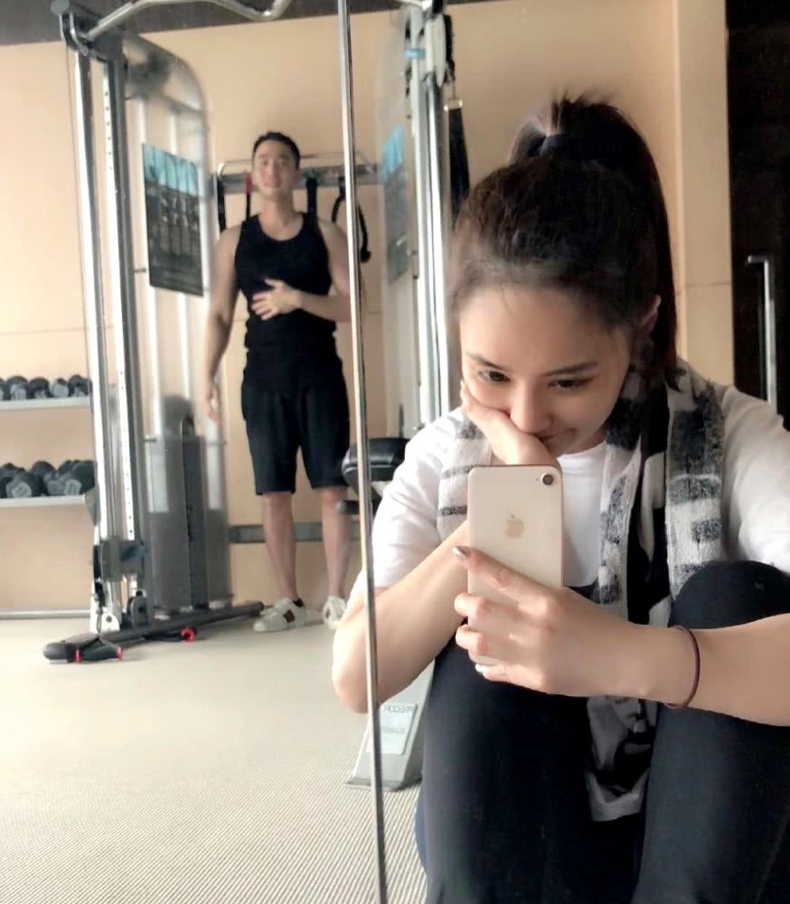Sau tất cả, hôm nay Chung Hân Đồng cuối cùng đã chính thức đăng ký kết hôn - Ảnh 2. Sau tất cả, hôm nay Chung Hân Đồng cuối cùng đã chính thức đăng ký kết hôn - Ảnh 2.