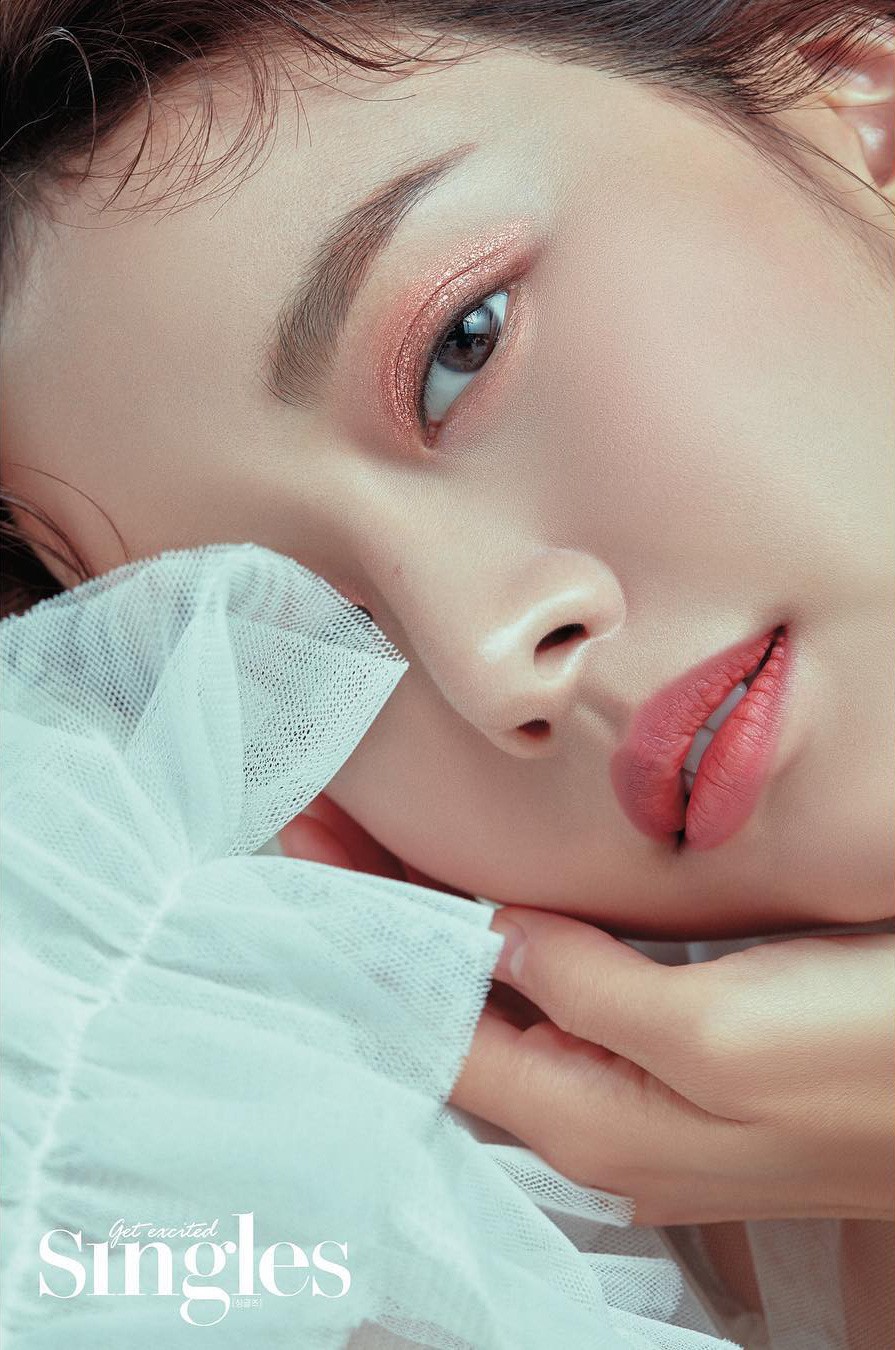 Vợ sắp cũ của Hyun Bin lấn át cả Park Shin Hye: Đẹp như nàng thơ, gây sốt vì body quá bốc lửa và hẹn hò với đàn em - Ảnh 2. Vợ sắp cũ của Hyun Bin lấn át cả Park Shin Hye: Đẹp như nàng thơ, gây sốt vì body quá bốc lửa và hẹn hò với đàn em - Ảnh 2.