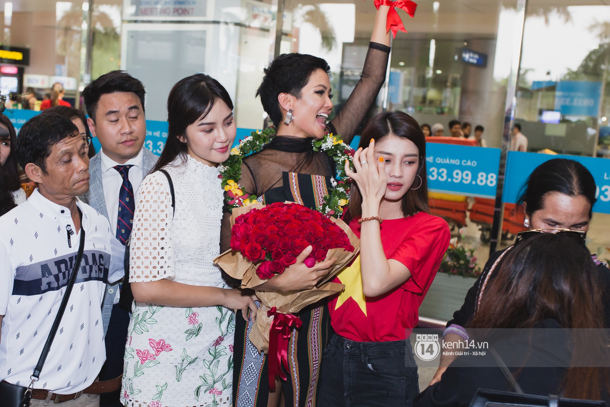 Kiêu hãnh trên đất khách, HHen Niê bật khóc tại sân bay Việt Nam sau thành tích lịch sử Top 5 Miss Universe 2018 - Ảnh 10.