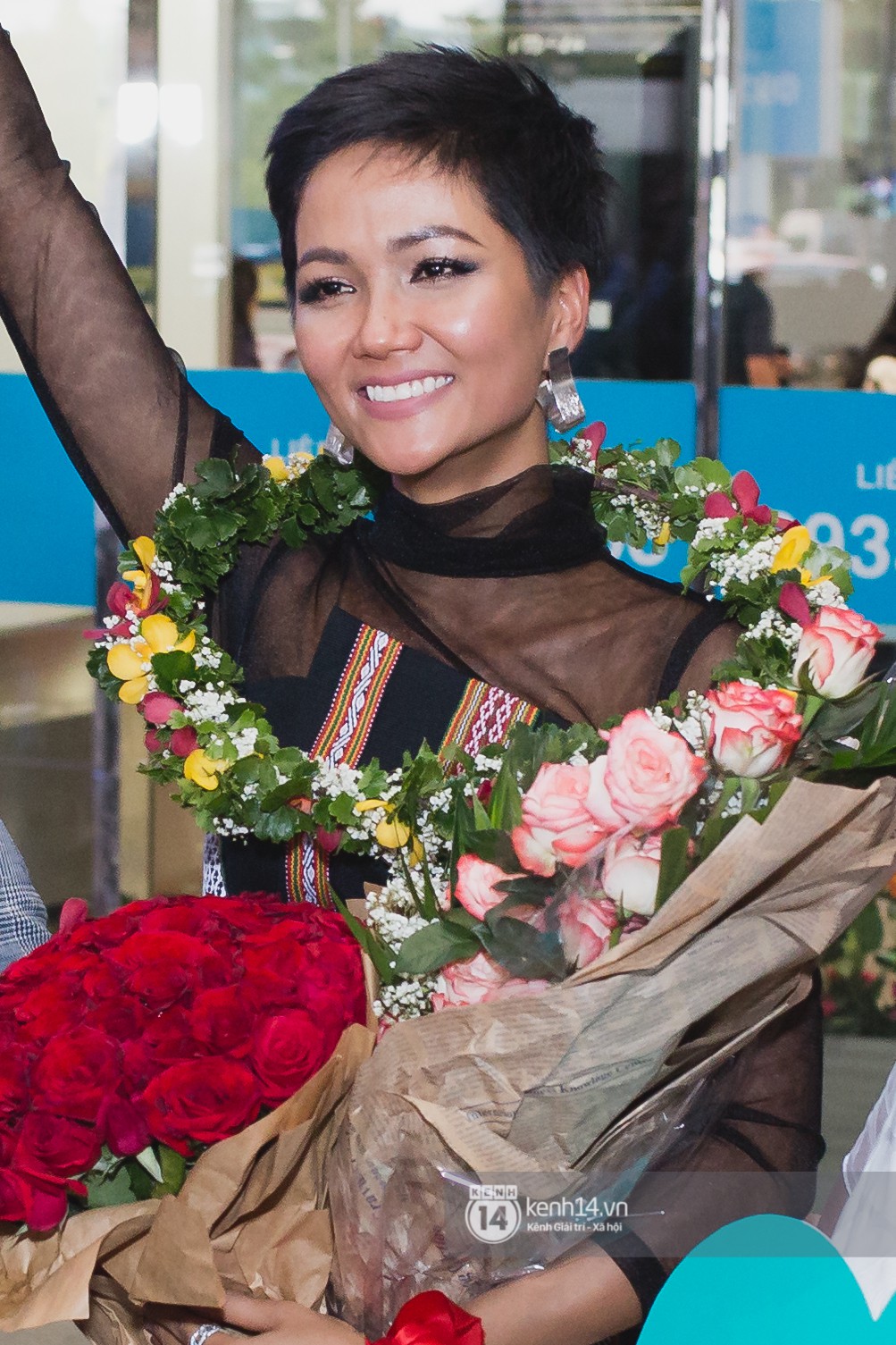 Kiêu hãnh trên đất khách, HHen Niê bật khóc tại sân bay Việt Nam sau thành tích lịch sử Top 5 Miss Universe 2018 - Ảnh 5.