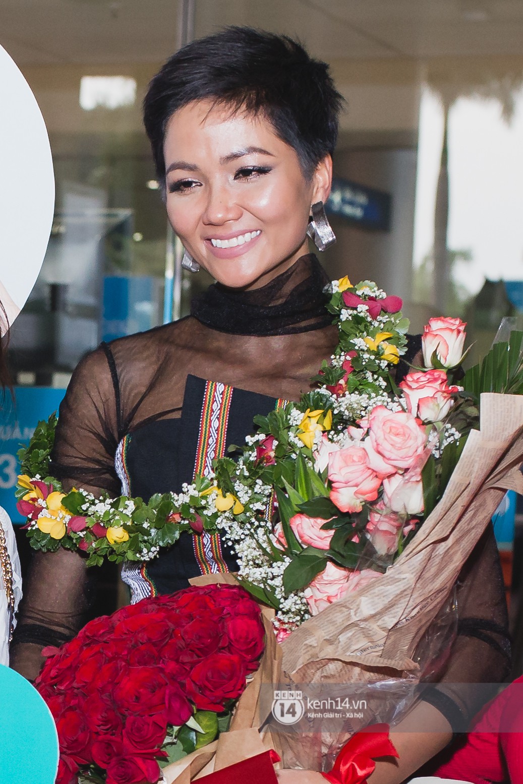 Kiêu hãnh trên đất khách, HHen Niê bật khóc tại sân bay Việt Nam sau thành tích lịch sử Top 5 Miss Universe 2018 - Ảnh 2.