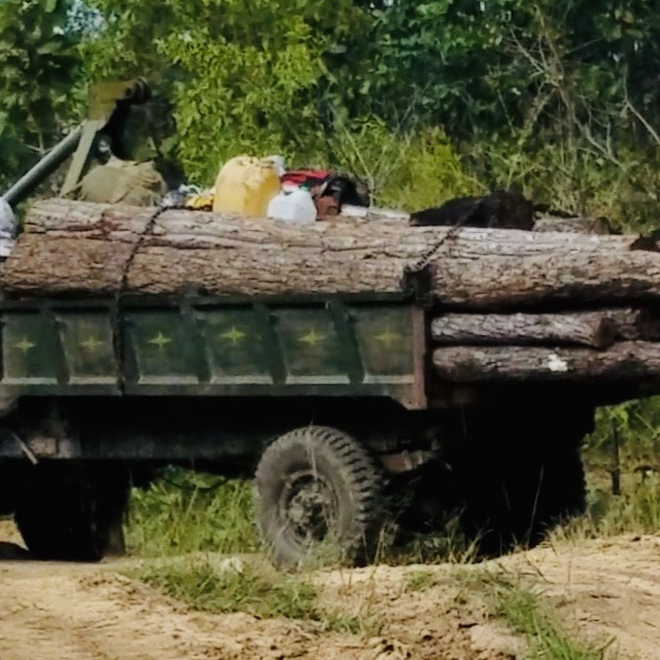 Gia Lai: Lâm tặc ngang nhiên vận chuyển gỗ lậu đi qua trạm quản lý rừng - Ảnh 3.