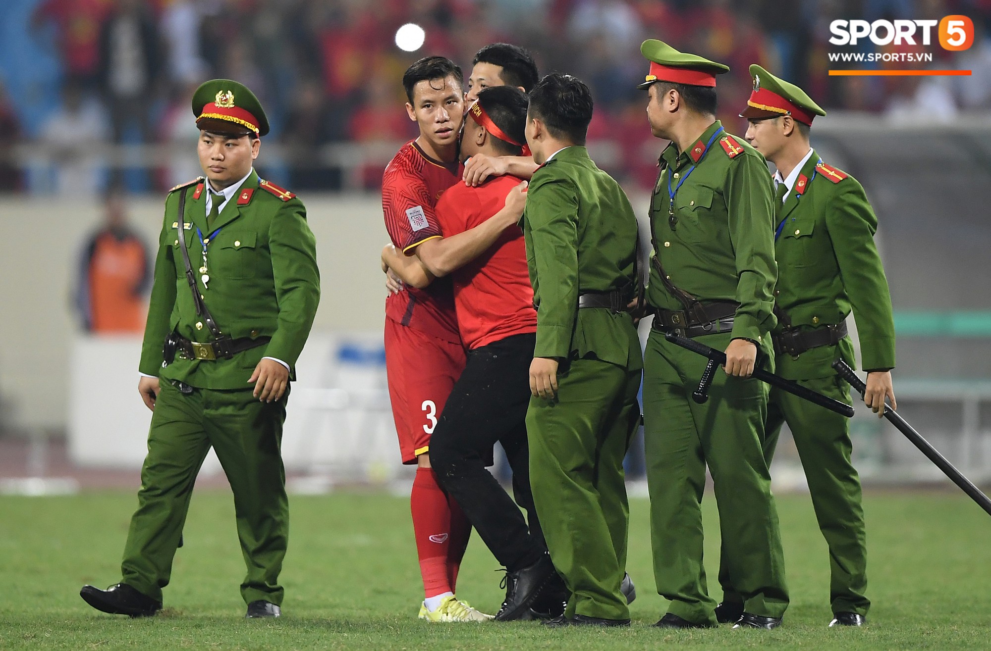 Bố mẹ Quế Ngọc Hải từng nhận lời khuyên của cô chủ nhiệm: Hải giỏi Toán mà đi đá bóng thì uổng lắm! - Ảnh 7. Bố mẹ Quế Ngọc Hải từng nhận lời khuyên của cô chủ nhiệm: Hải giỏi Toán mà đi đá bóng thì uổng lắm! - Ảnh 7.