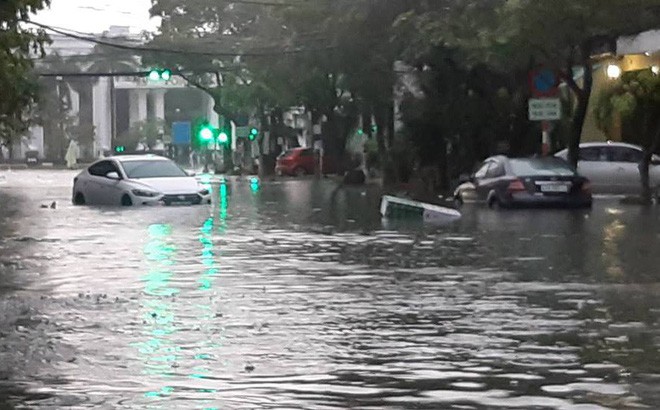 Lãnh đạo Đà Nẵng nói về trận ngập lịch sử: Ở các cống xả tràn ngập chăn, màn, chiếu, gối… - Ảnh 1. Lãnh đạo Đà Nẵng nói về trận ngập lịch sử: Ở các cống xả tràn ngập chăn, màn, chiếu, gối… - Ảnh 1.