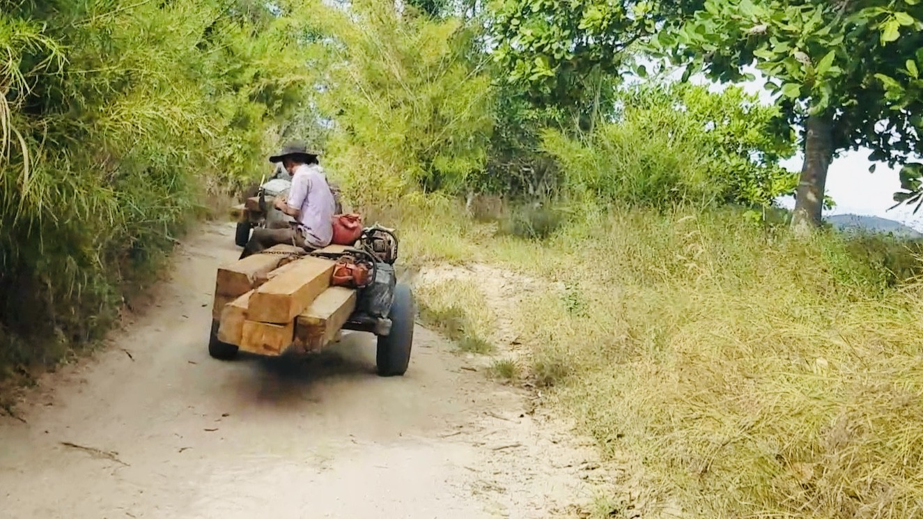 Gia Lai: Lâm tặc ngang nhiên vận chuyển gỗ lậu đi qua trạm quản lý rừng - Ảnh 4. Gia Lai: Lâm tặc ngang nhiên vận chuyển gỗ lậu đi qua trạm quản lý rừng - Ảnh 4.