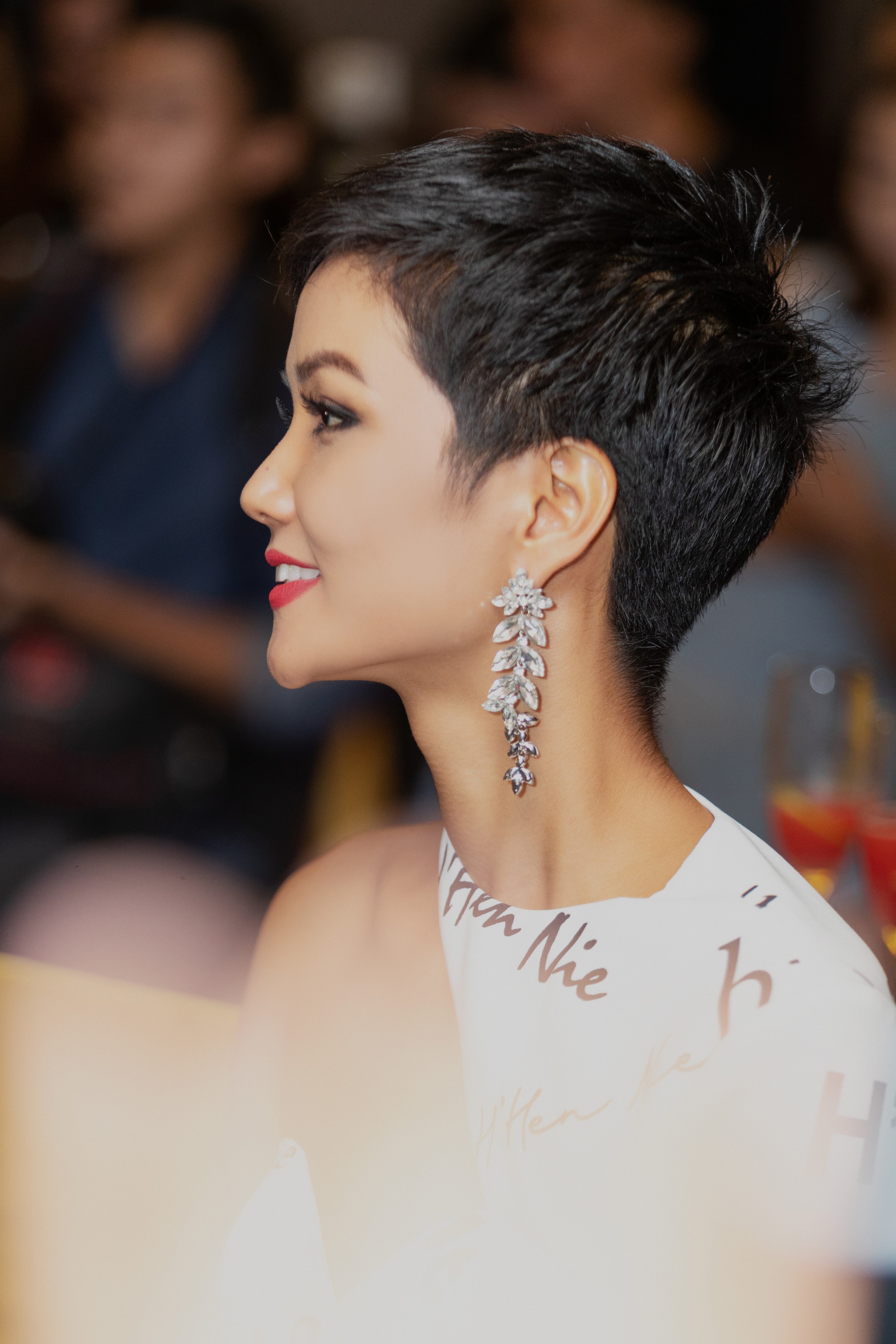 Clip phỏng vấn HHen Niê sau thành tích Top 5 Miss Universe 2018: Bí mật về 2 lần bật khóc dù luôn kiêu hãnh nơi xứ người! - Ảnh 5. Clip phỏng vấn HHen Niê sau thành tích Top 5 Miss Universe 2018: Bí mật về 2 lần bật khóc dù luôn kiêu hãnh nơi xứ người! - Ảnh 5.