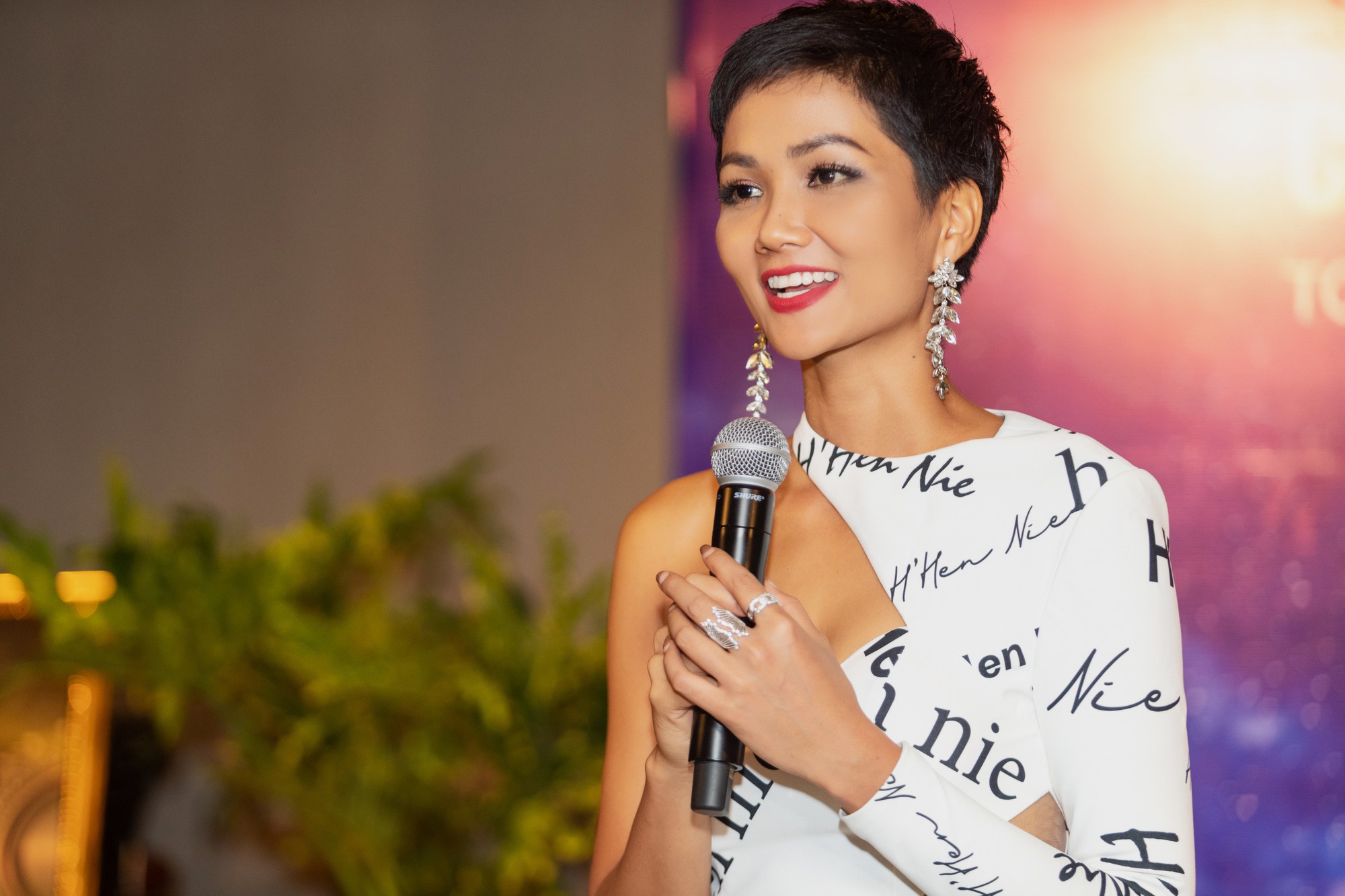 Clip phỏng vấn HHen Niê sau thành tích Top 5 Miss Universe 2018: Bí mật về 2 lần bật khóc dù luôn kiêu hãnh nơi xứ người! - Ảnh 7. Clip phỏng vấn HHen Niê sau thành tích Top 5 Miss Universe 2018: Bí mật về 2 lần bật khóc dù luôn kiêu hãnh nơi xứ người! - Ảnh 7.