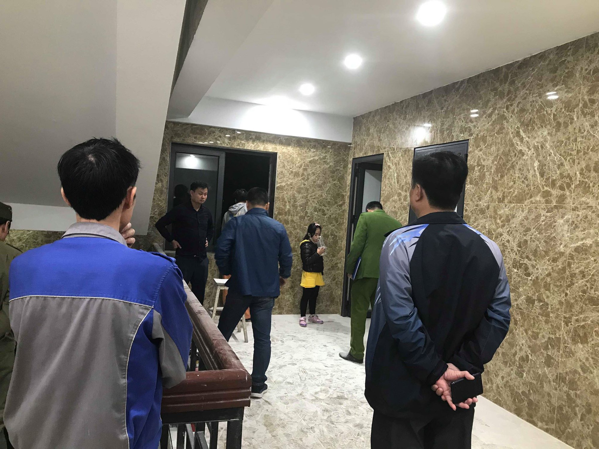 Cháy phòng kỹ thuật điện chung cư ở Hà Nội, người dân hoảng sợ dắt xe tháo chạy - Ảnh 4.