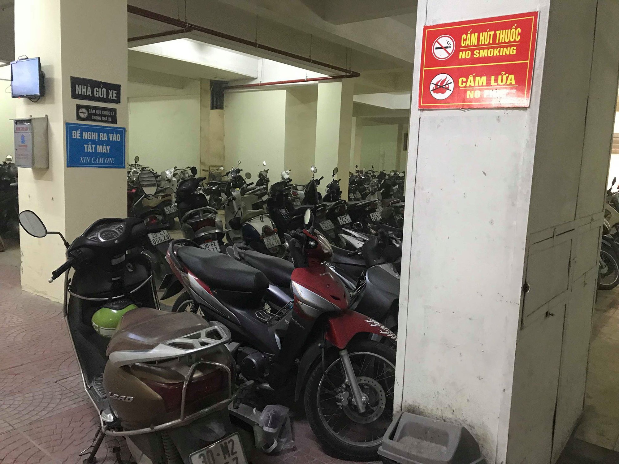 Cháy phòng kỹ thuật điện chung cư ở Hà Nội, người dân hoảng sợ dắt xe tháo chạy - Ảnh 2.