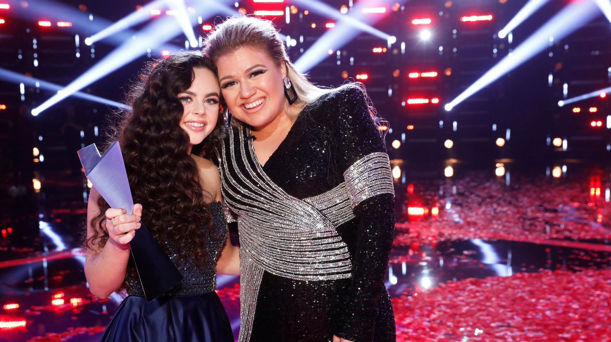 Mới tham gia 2 mùa, Kelly Clarkson lần thứ 2 liên tiếp đưa học trò lên ngôi Quán quân The Voice US! - Ảnh 2. Mới tham gia 2 mùa, Kelly Clarkson lần thứ 2 liên tiếp đưa học trò lên ngôi Quán quân The Voice US! - Ảnh 2.