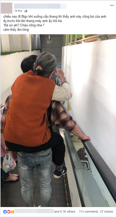 Hình ảnh chàng trai trẻ cõng bà đi cầu thang máy cùng lời hỏi thăm Bà sợ à? Cháu cõng nha khiến nhiều người ấm lòng - Ảnh 1.