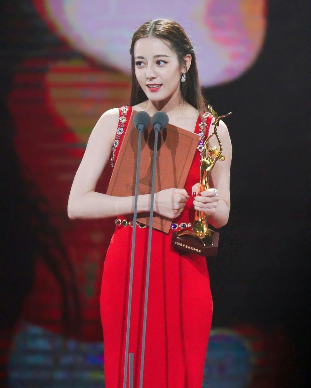 Giữa 3 phiên bản Hàn - Trung - Việt của She Was Pretty: Lan Ngọc cho Địch Lệ Nhiệt Ba hít khói ở điểm này - Ảnh 10.